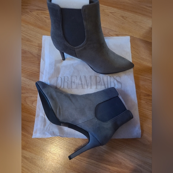💕 2/$30 Dream Pairs Gray Heeled Booties - size 8 - Picture 2 of 6